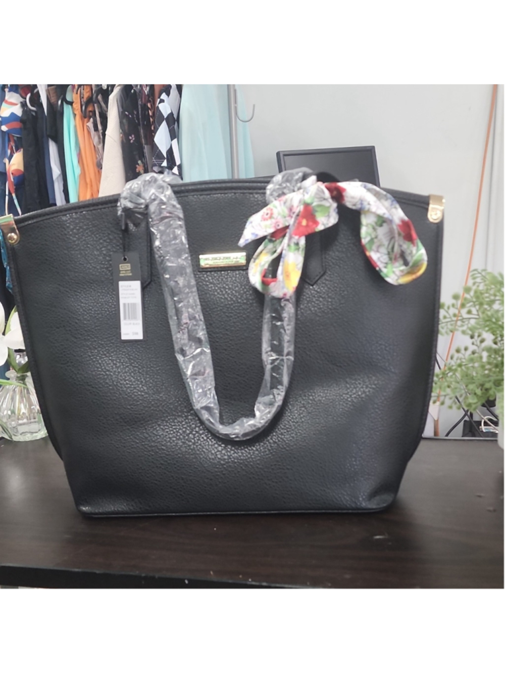 London Fog Pebbled Tote Bag Black Bow Logo Plaque Gold Hardware Zip Women